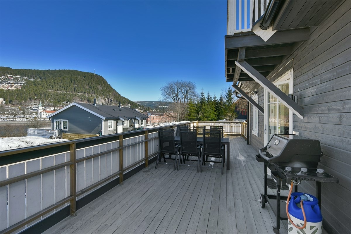 På motsatt side er det en stor terrasse med en boltreplass på hele 45 kvm hvor solen kan nytes i rikelig monn. Galleribilde