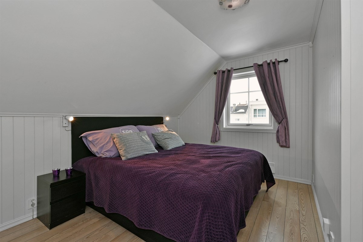 Eneboligen har tre innbydende soverom i tidsmessige fargevalg med tilhørende garderobeløsning på ett. Galleribilde