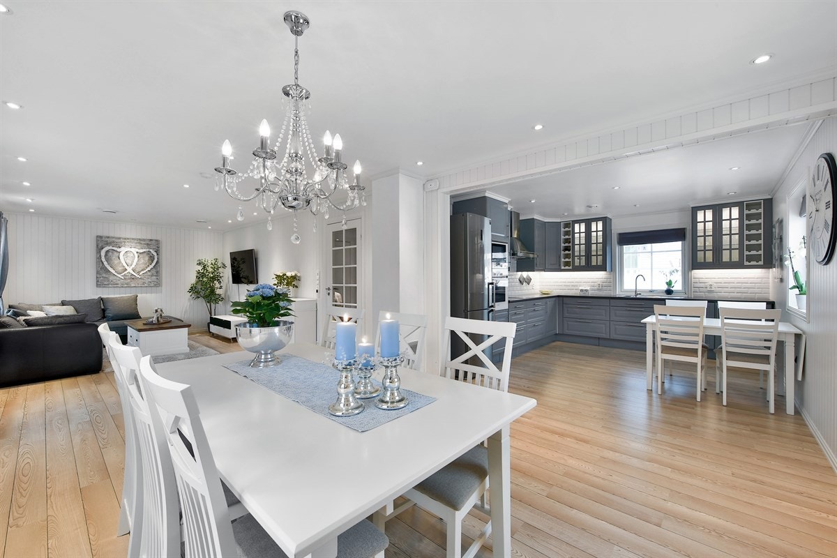 Fra hallen fører en glassdør inn til boligens lyse, tiltalende stue. Galleribilde