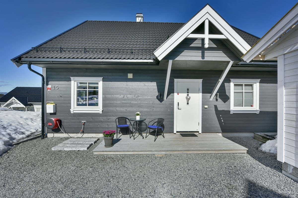 Området har nærhet til skoler, barnehager, offentlig kommunikasjon og gode servicetilbud, samt gangavstand til Mjøndalen sentrum med blant annet dagligvare, konditori og helsekost. Galleribilde