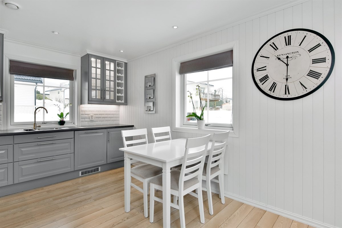 Rommet har downlights, gulvvarme under skipsgulvlaminat og ved vindu er det plass til et frokostbord. Galleribilde