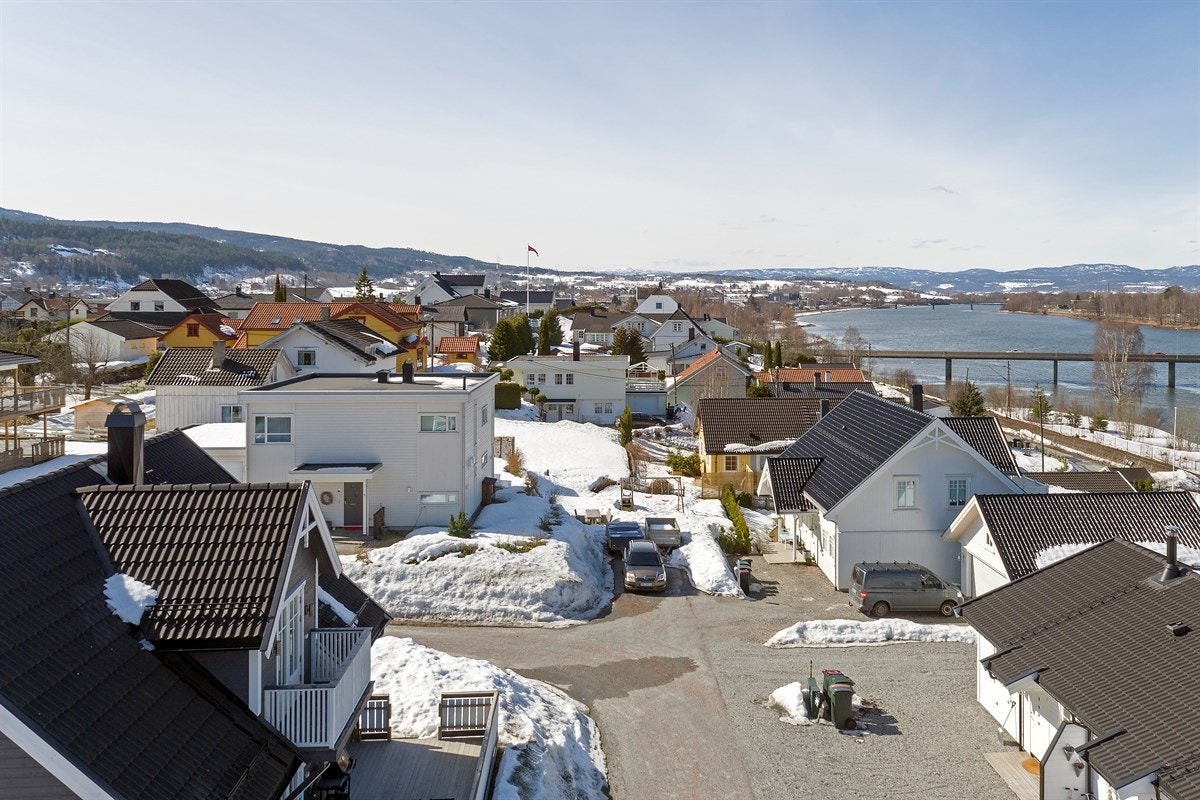 Området gir mulighet for offentlig kommunikasjon via buss og tog. Nærmeste bussholdeplass er Osbakken som ligger ca. 450 meter fra boligen. Galleribilde