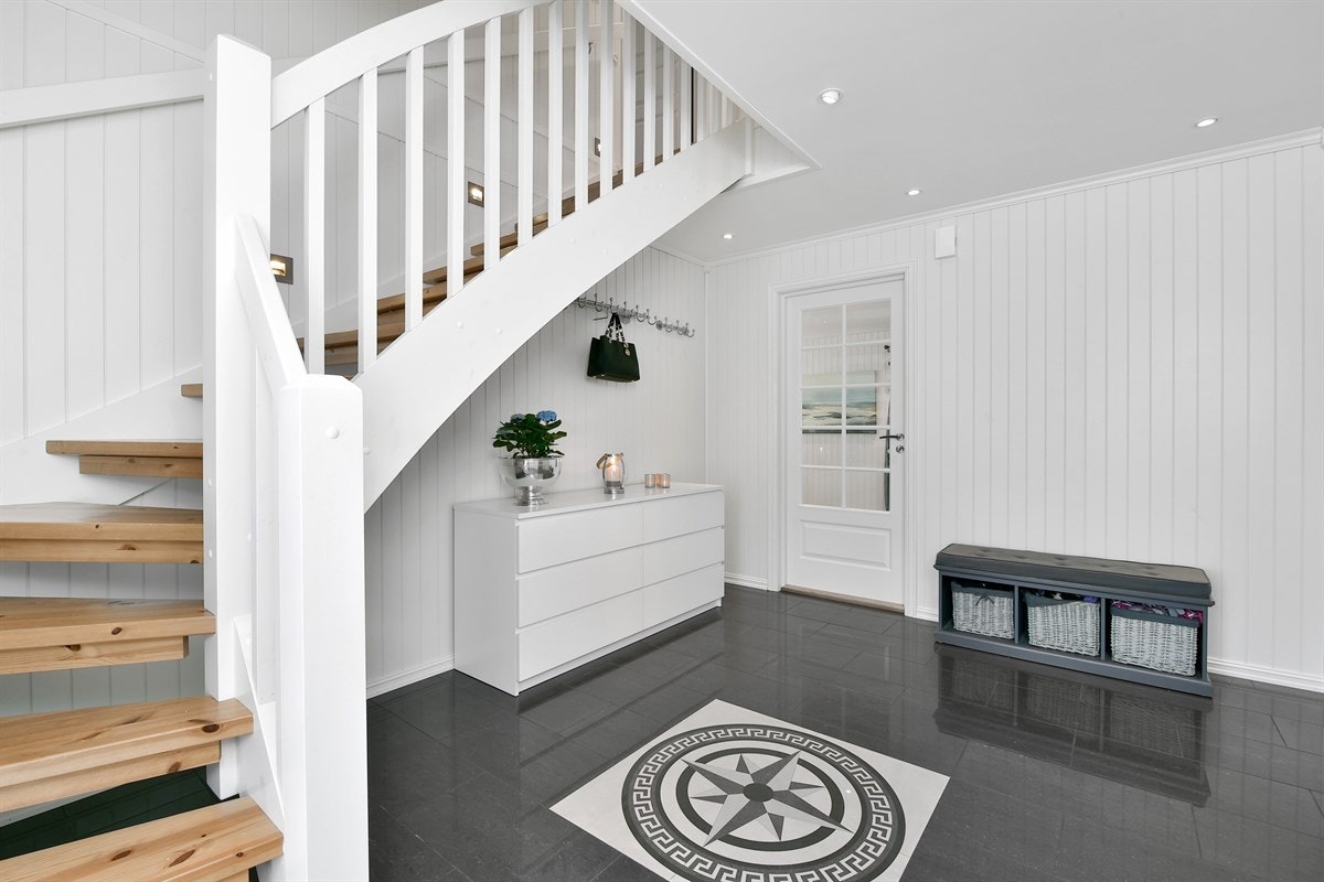 Hallen gir et godt førsteinntrykk, og er innredet med downlights, hvitmalte vegger og lekkert flislagt gulv med gulvvarme. Galleribilde