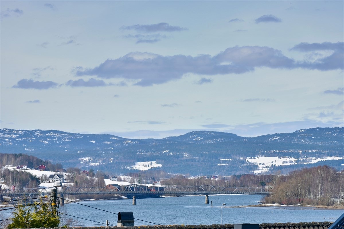 Balkongen har utsikt mot vakkert naturlandskap og elven Stegla. Galleribilde