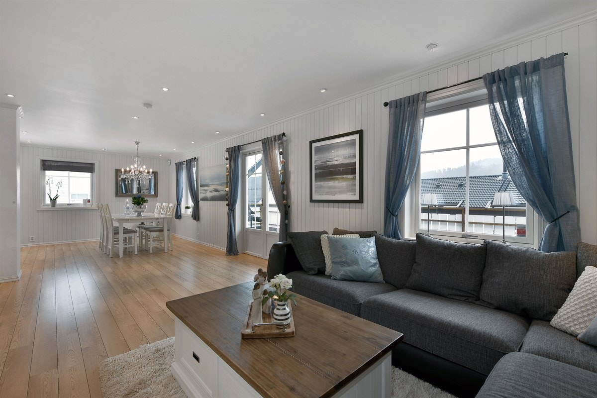 Vinduer på to sider åpner for dagslys og utsikt. Galleribilde