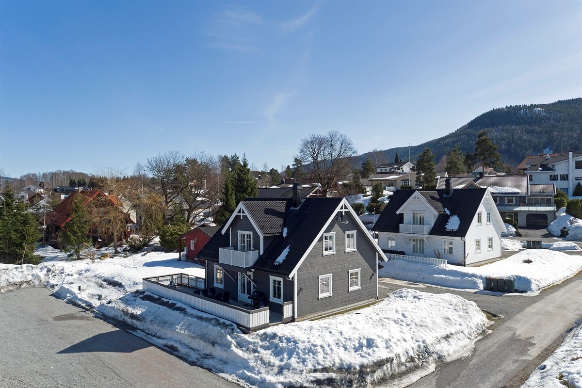 Eiendommen har en stille og rolig beliggenhet innerst i blindvei med lekeplass rett på utsiden av døren. Galleribilde