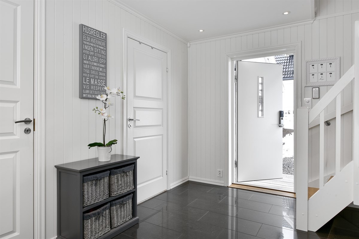 Hallen gir et godt førsteinntrykk, og er innredet med downlights, hvitmalte vegger og lekkert flislagt gulv med gulvvarme. Galleribilde