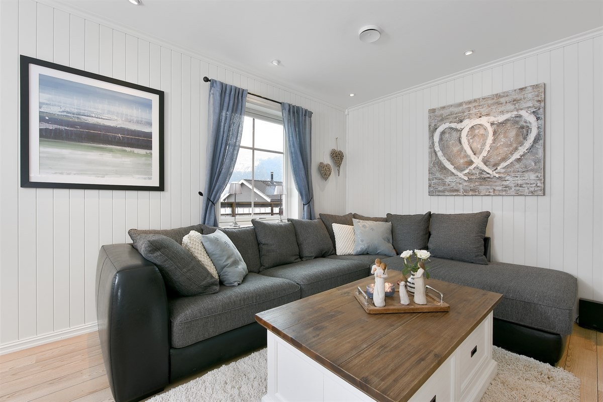 Rommet har skipslaminat med lun gulvvarme og hvitmalte panelvegger. Galleribilde