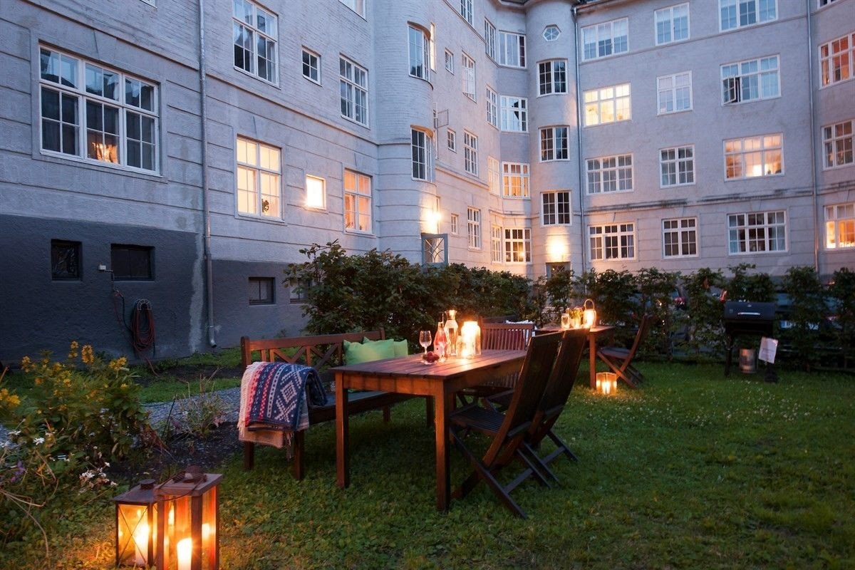 Bilde fra bakhagen om sommeren Galleribilde