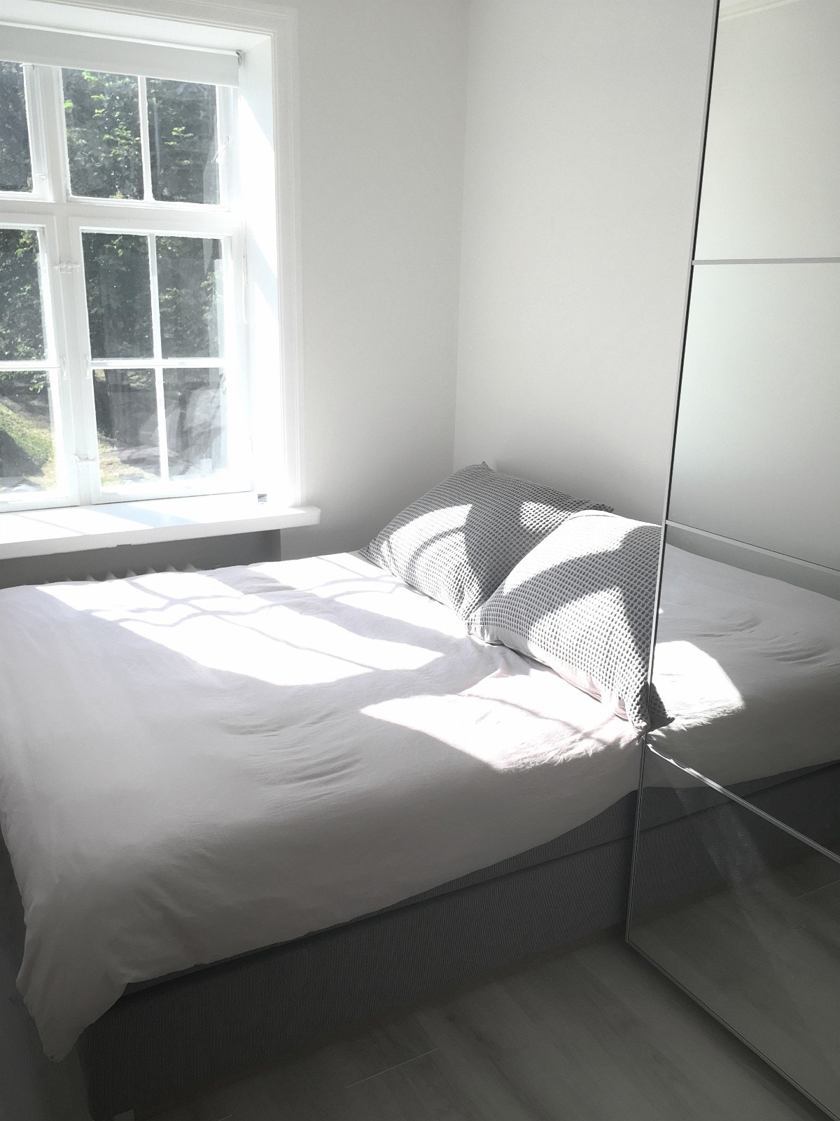 Soverom 1- inn mot stille bakgård, med plass til 180x200cm seng Galleribilde