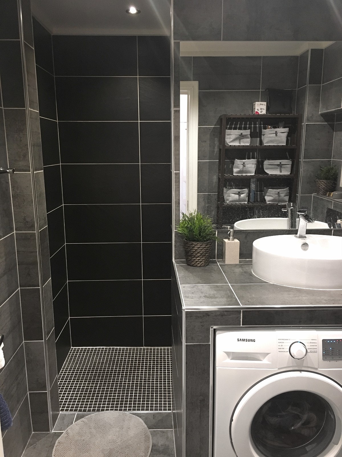 Moderne og innbydende bad med flott dusjløsning, og opplegg for vaskemaskin. Galleribilde