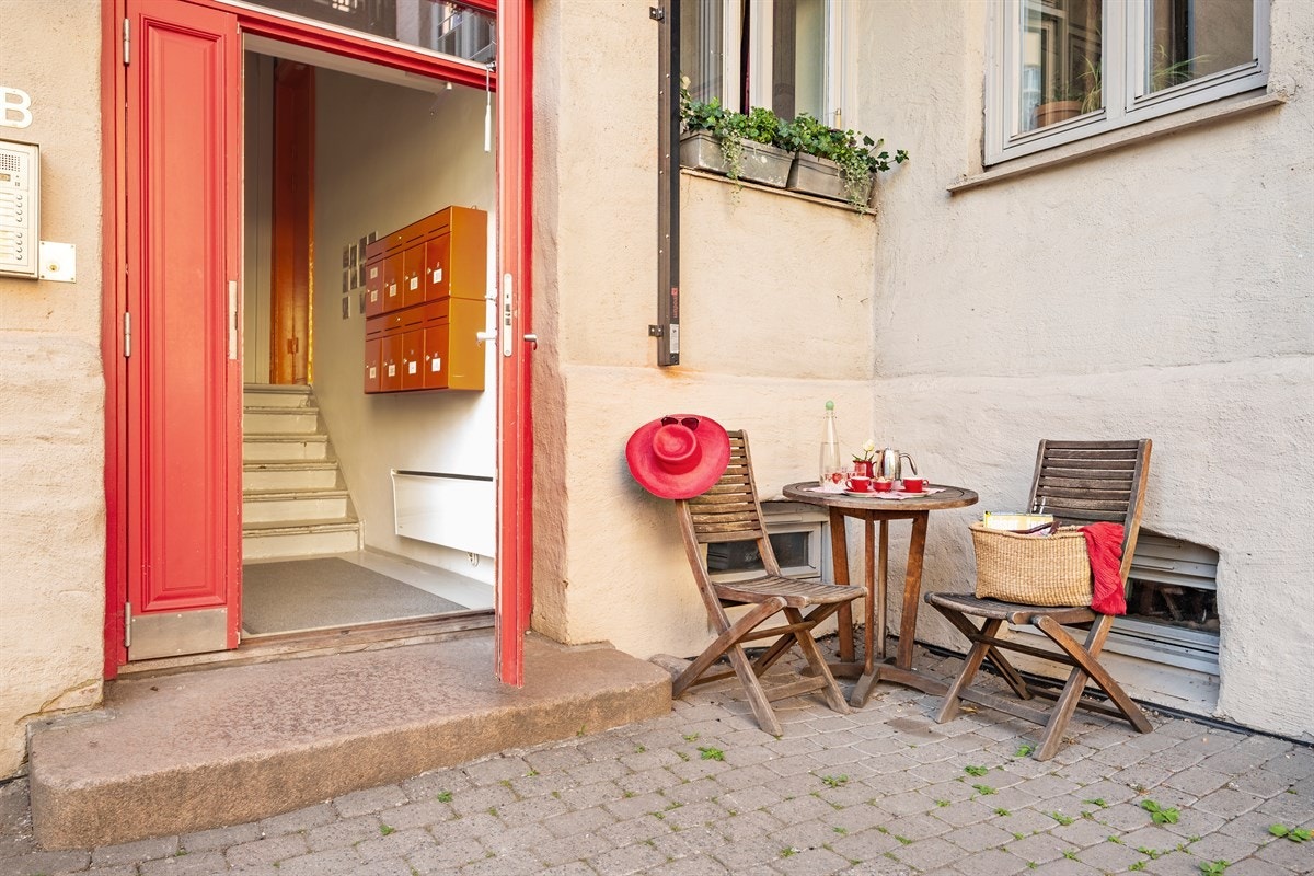 Bakgårdsbalkonger har ikke hatt en like kraftfull historisk betydning, men det sies at frokosten smaker bedre i formiddagssola. Galleribilde