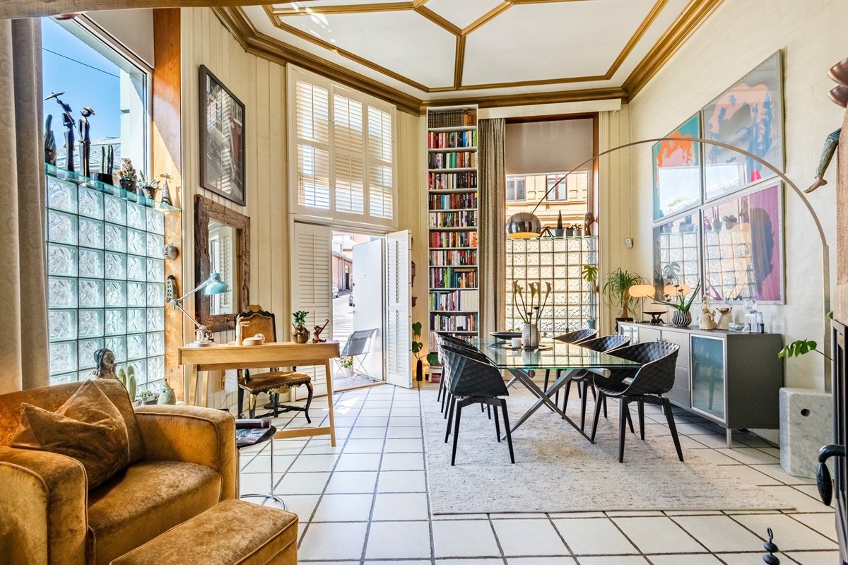 Stor takhøyde for dagdrømming og vinylsamling, svære malerier og høylytte samtaler. Galleribilde