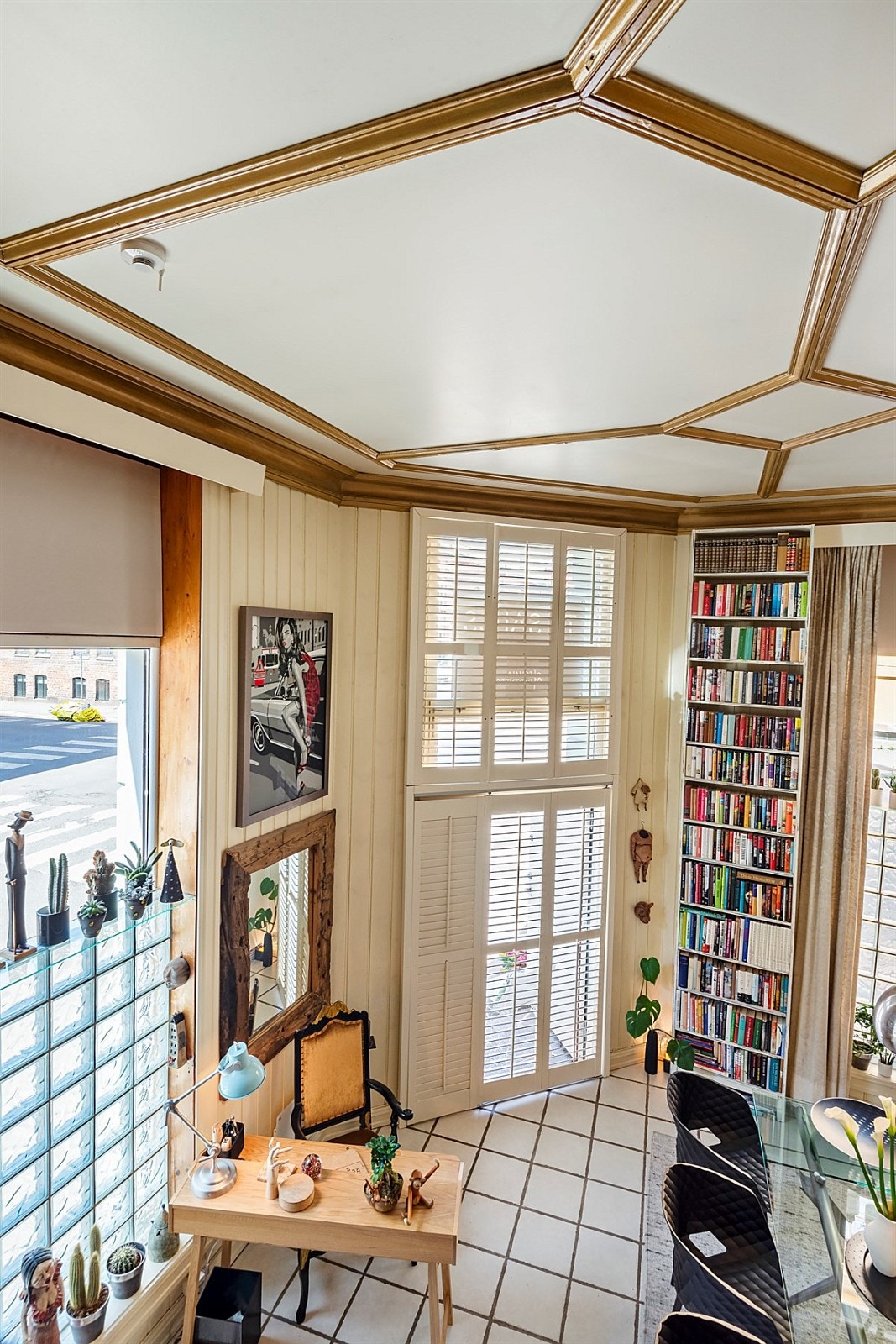 Det ryktes at det drypper honning fra taket i Seilduksgata, sa folk. Sier dem det, sa kjøpmannen. Det er da bare jeg som la litt ekstra kjærlighet i arbeidet med himlingen. Galleribilde