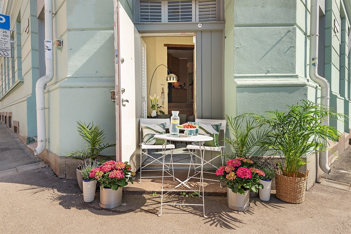 Gatehjørnebalkonger var på begynnelsen av 1900tallet kjent som arbeidernes hellige samlingspunkter for utveksling av kontroversielle ideer, nye bekjentskaper og solnedganger i stillhet med frisk og rund rosévin. Galleribilde