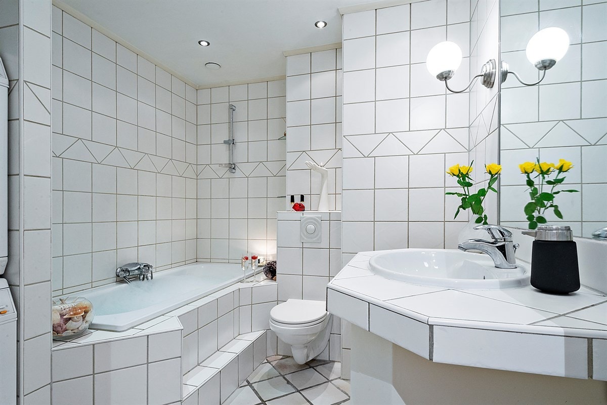 Hvem står i dusjen når man kan legge seg i et stort badekar? Galleribilde