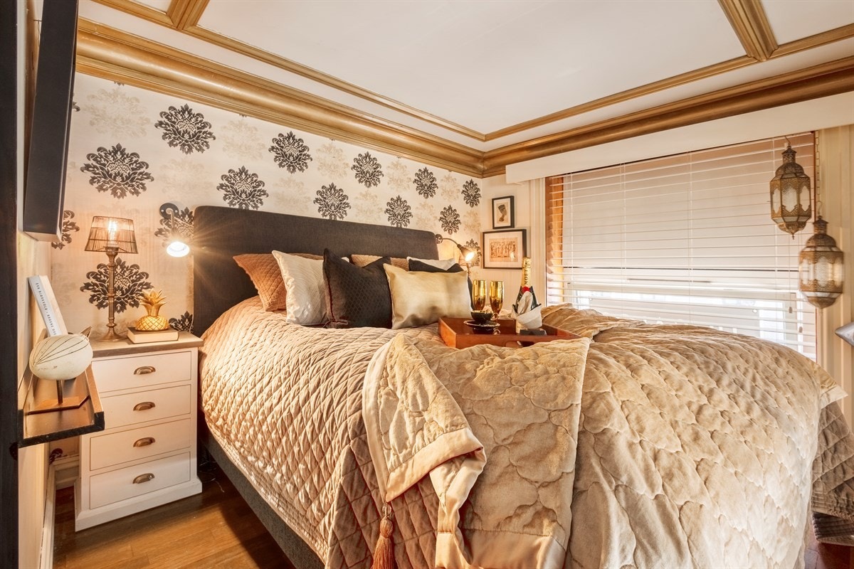 Et soverom med utsikt over din egen historie. En historie du kan fylle med alt du måtte ønske. Alt du trenger å gjøre er å stå opp og gå ut døra midt på Grünerløkka. Galleribilde