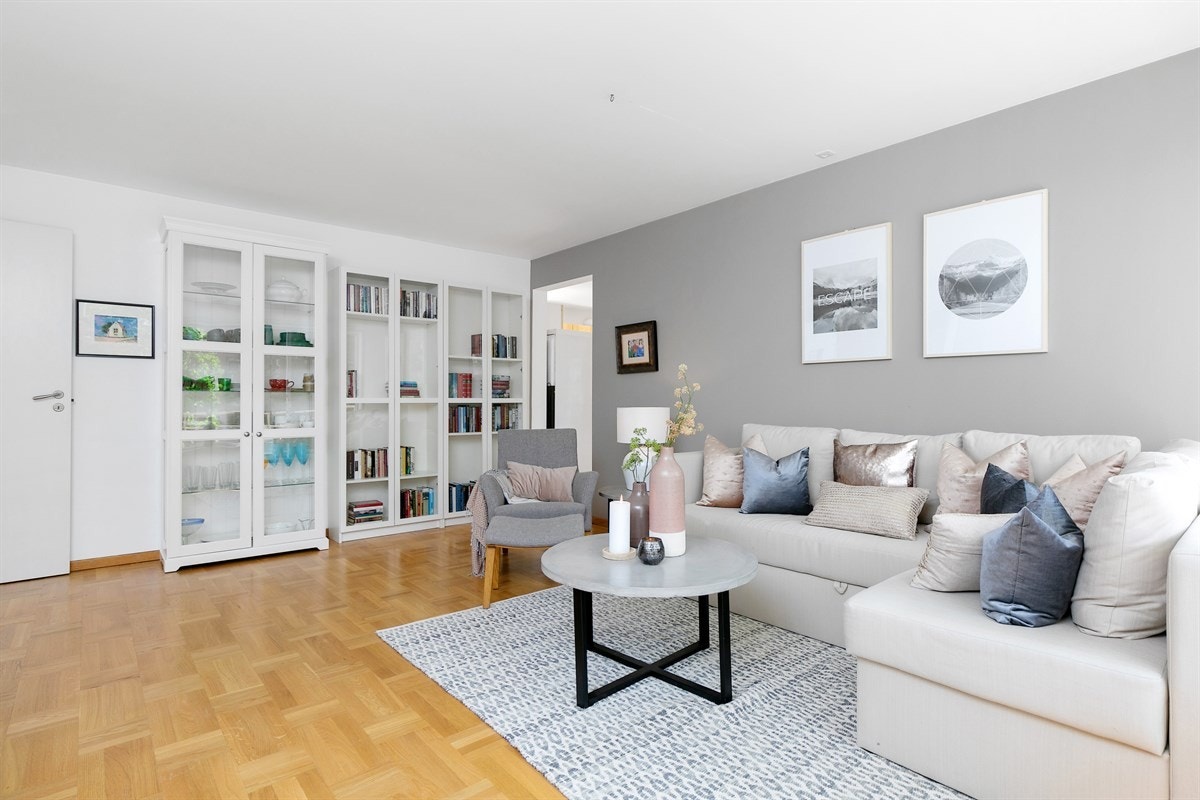 Leiligheten er malt i lyse, tidsriktige farger og har pen parkett på gulv. Galleribilde