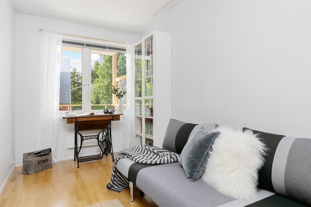 Soverom 2: Lyst og trivelig soverom som egner seg godt som f.eks. barnerom, gjesteværelse eller hjemmekontor. Galleribilde