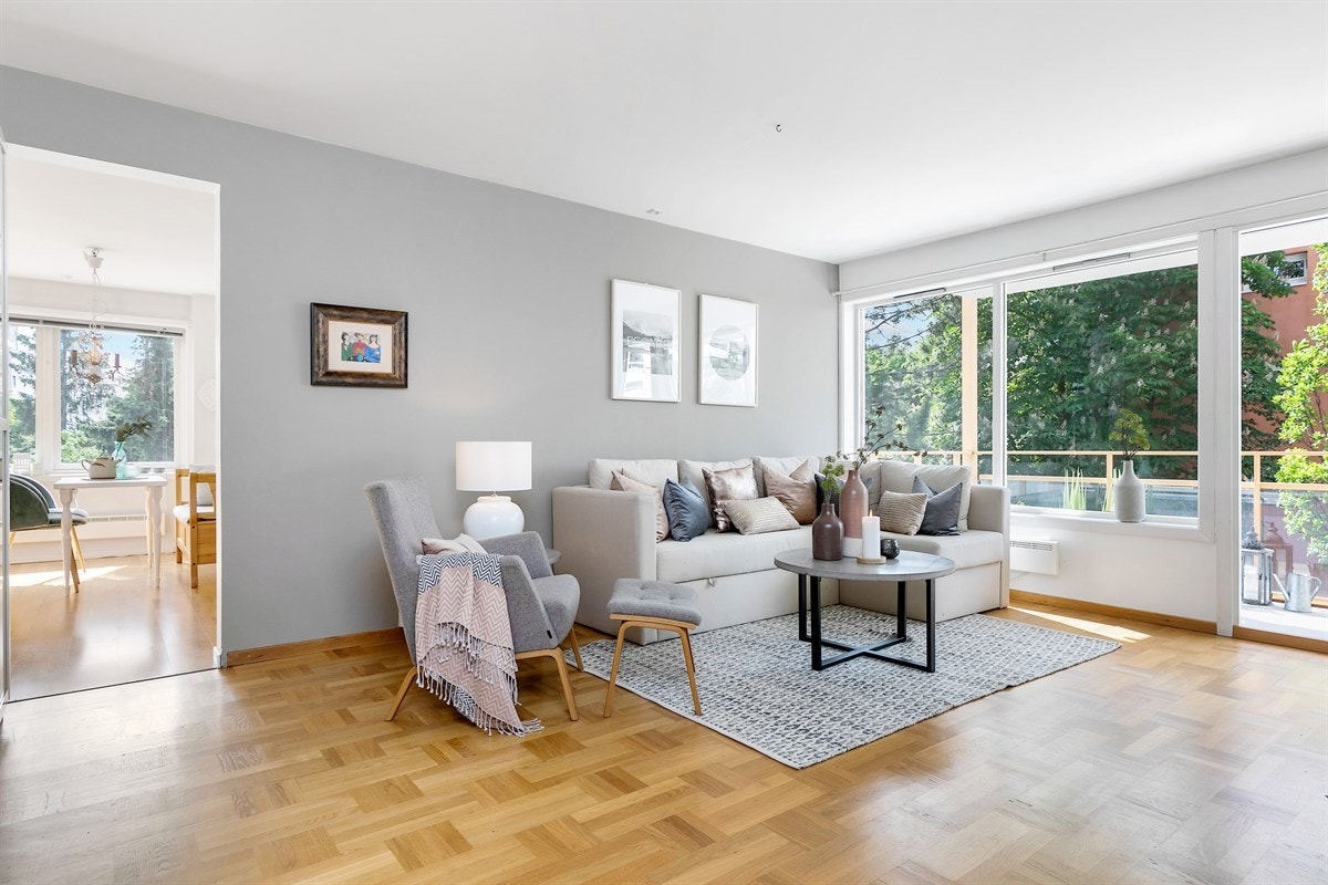 De store vindusflatene fra flere retninger, samt utgang til balkong gjør at leiligheten får rikelig med naturlig lys samt en åpen og luftig atmosfære. Galleribilde