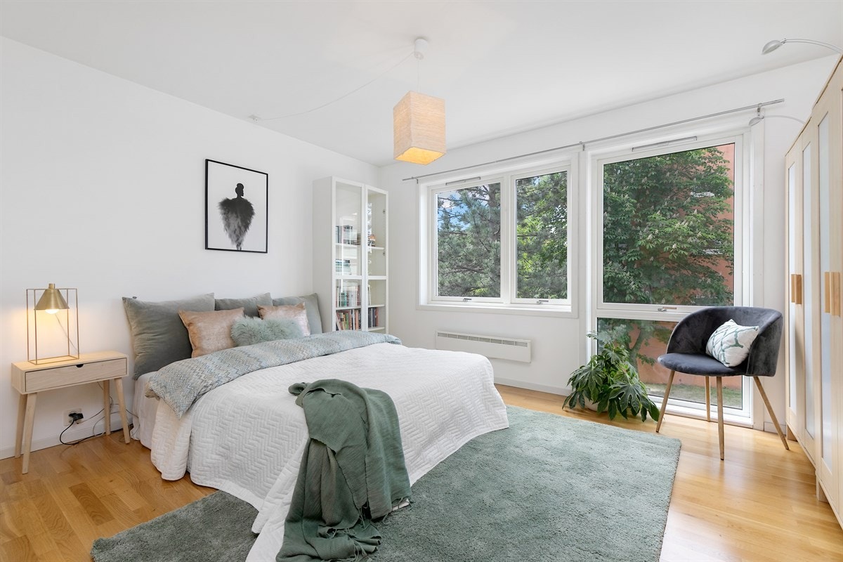 Soverom 1: Stort og luftig soverom med plass til dobbeltseng, nattbord etc. Galleribilde