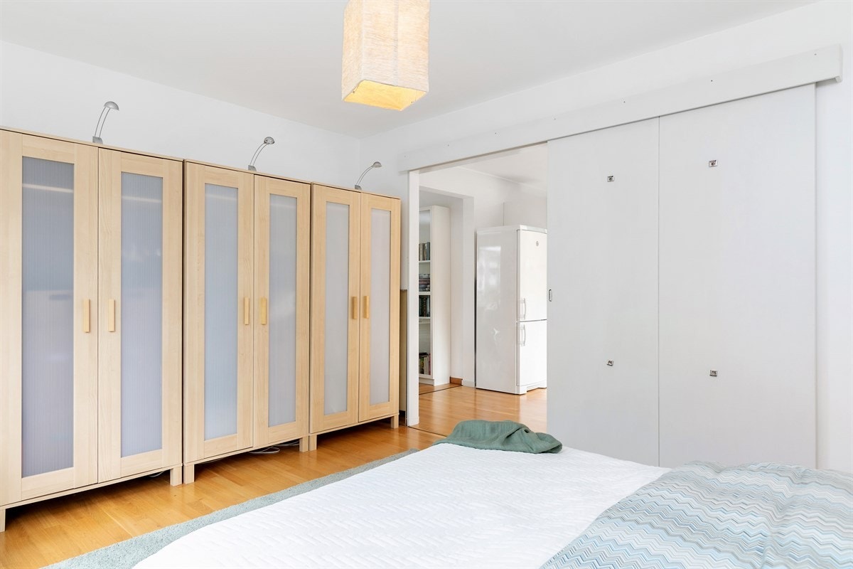 Soverom 1: God lagringsplass i garderobeskap med belysning over. Galleribilde