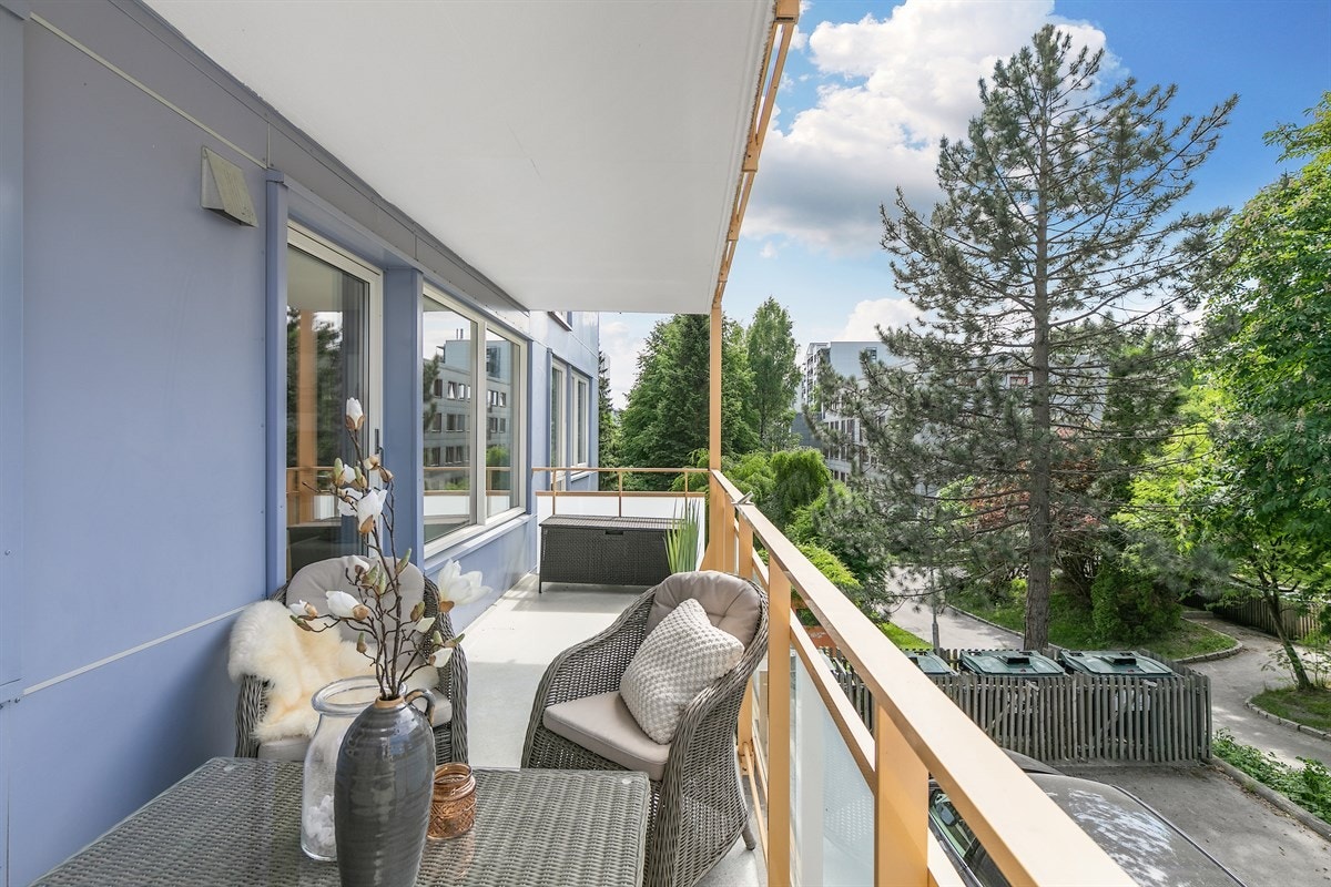 Stor, nordvestvendt balkong med supre solforhold på ettermiddag/kveld. Galleribilde