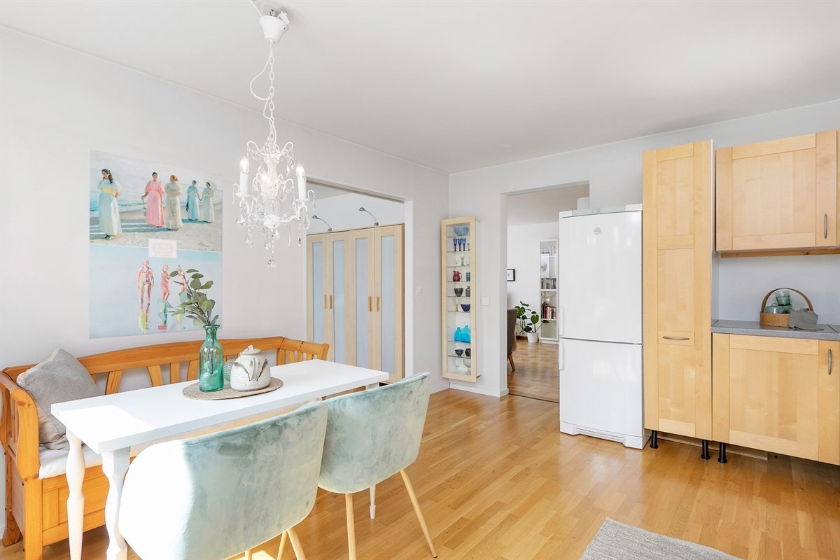 Profilerte fronter og fliser over laminat benkeplate. Godt med skap- og benkeplass. Galleribilde