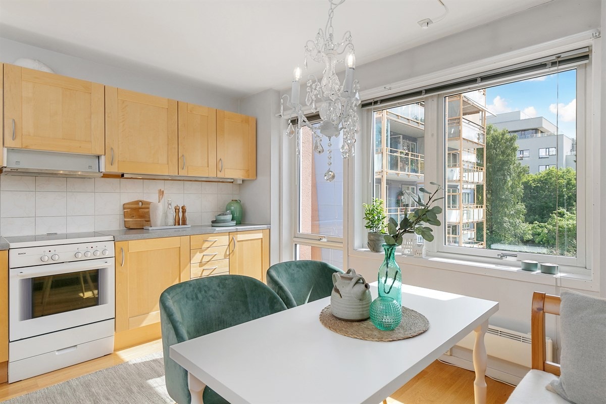 Fin sone for spisebord med plass til mange gjester rundt bordet! Galleribilde