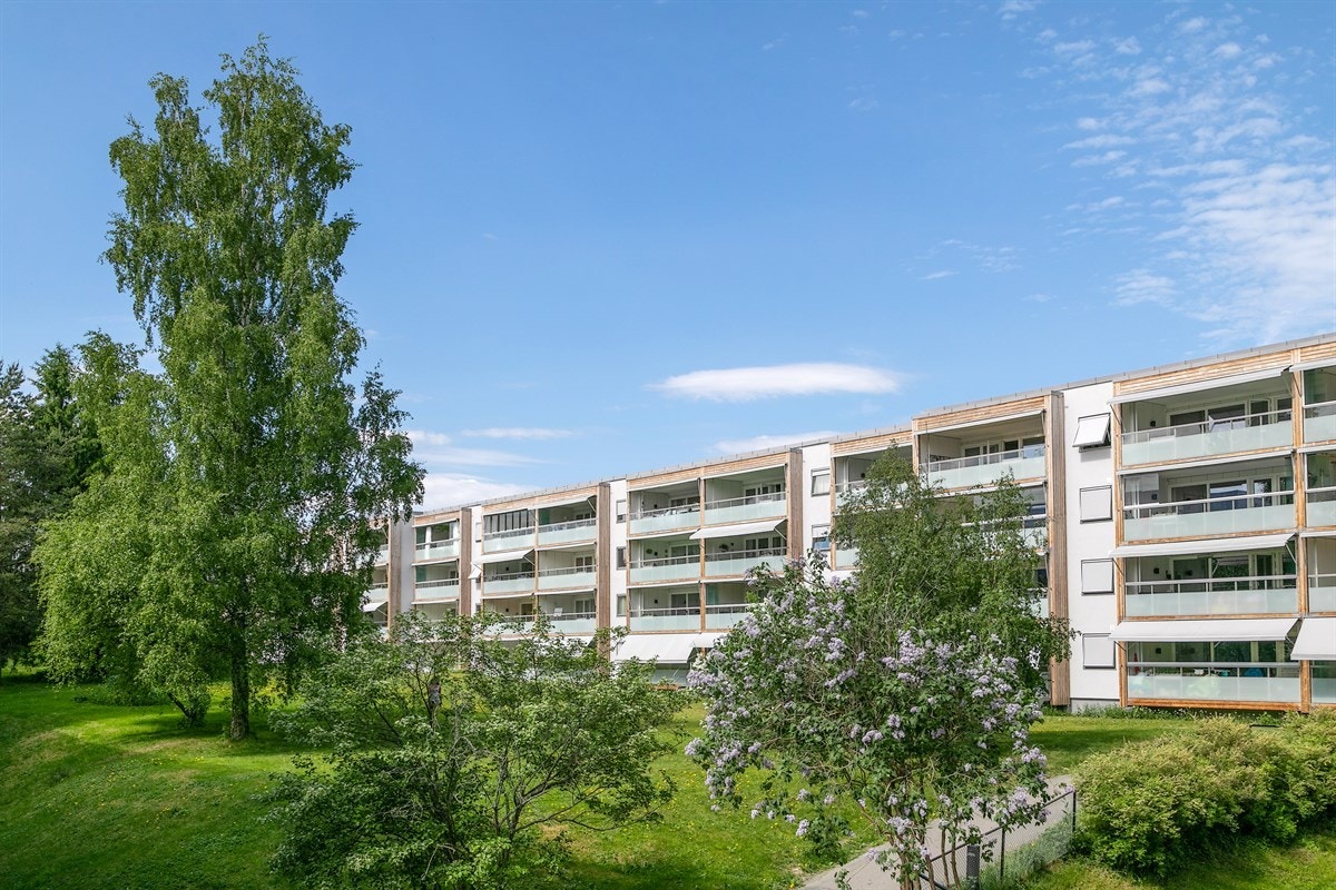 Utsikt fra balkong mot de frodige fellesarealene. Galleribilde