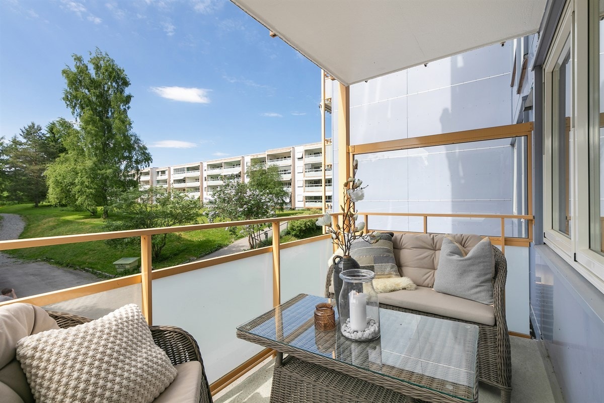 Balkongen er på 10,7 kvm og har god plass til diverse utemøblement, planter etc. Galleribilde