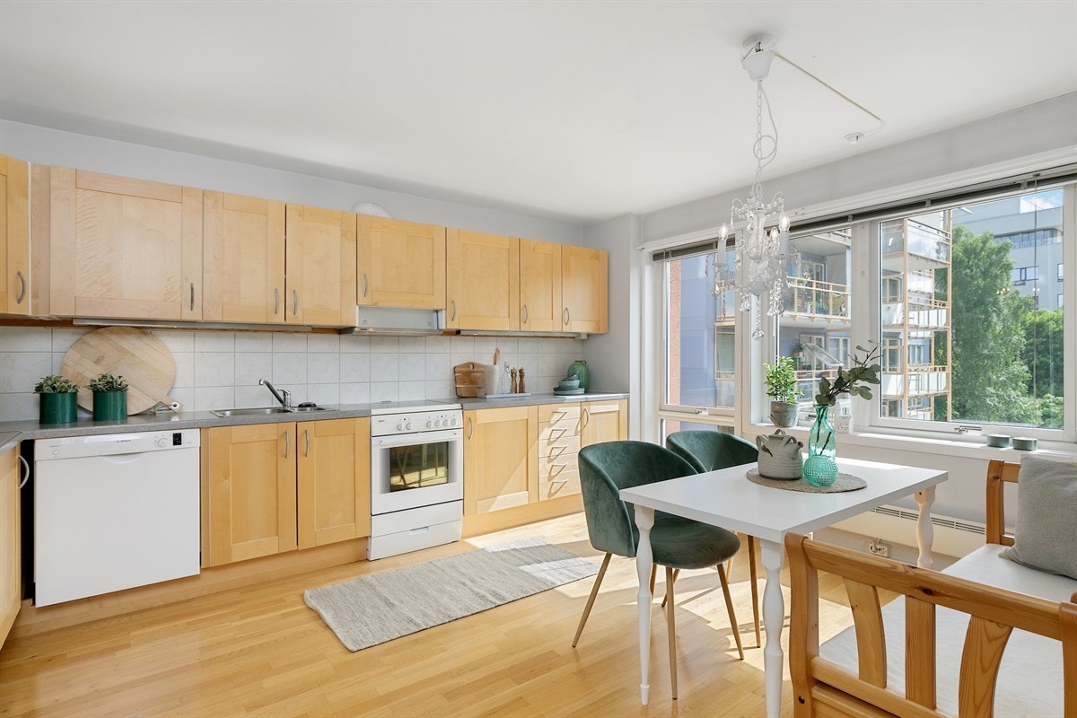 Leiligheten har et stort kjøkken med tidsmessig innredning og god plass til spisebord. Galleribilde