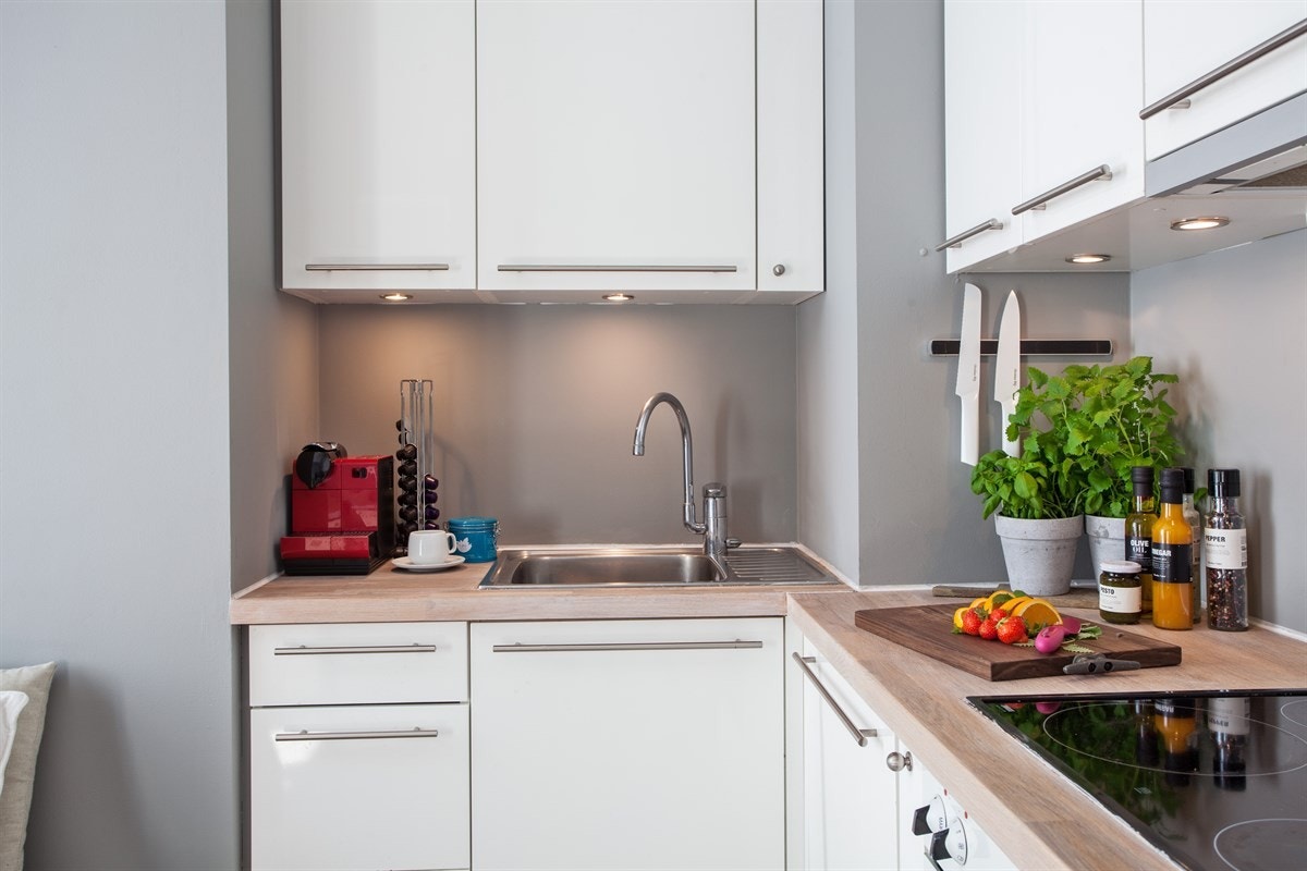 Integrerte hvitevarer og godt med skap- og benkeplass. Galleribilde