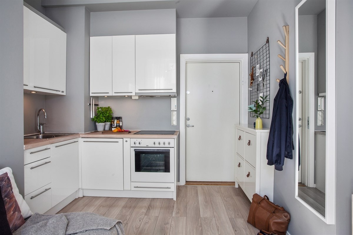 Åpen kjøkkenløsning i enden av stuen. Galleribilde