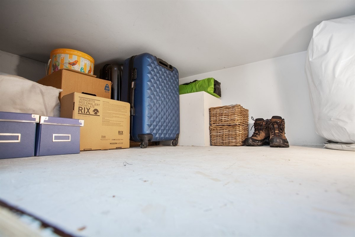 Over badet har du et stort disp.rom som benyttes til oppbevaring. Galleribilde