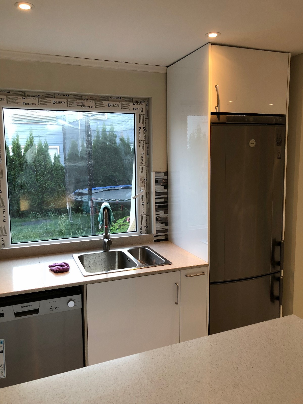 Kjøkken med stort vindu Galleribilde