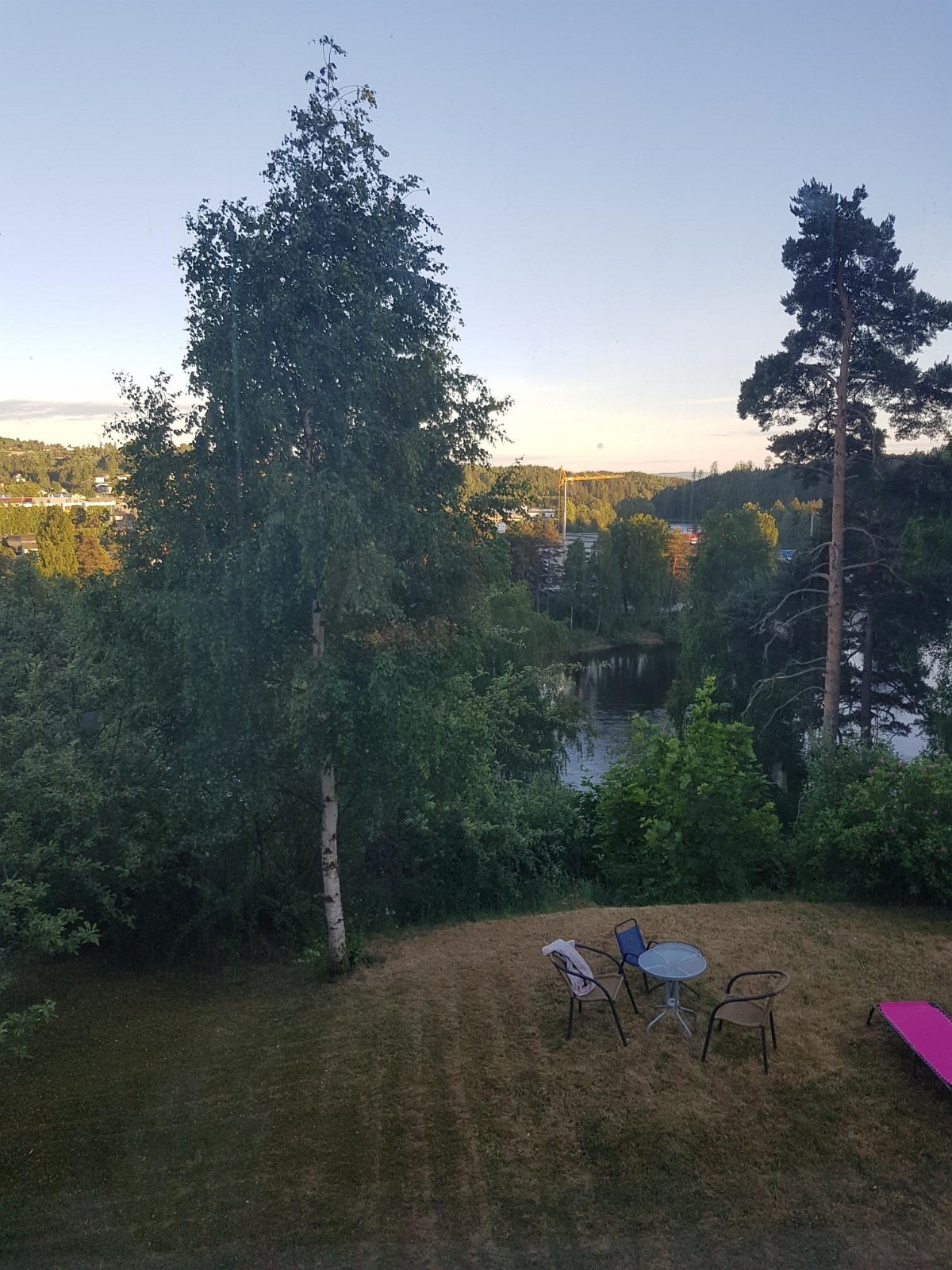 Hage og utsikt ned mot elva Galleribilde