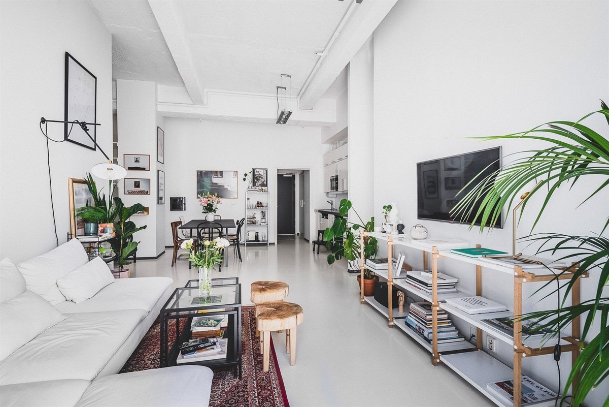 Stuens langstrakte form er en drøm å møblere etter eget ønske, blant annet med salong og et spisebord med sitteplass til mange. Galleribilde