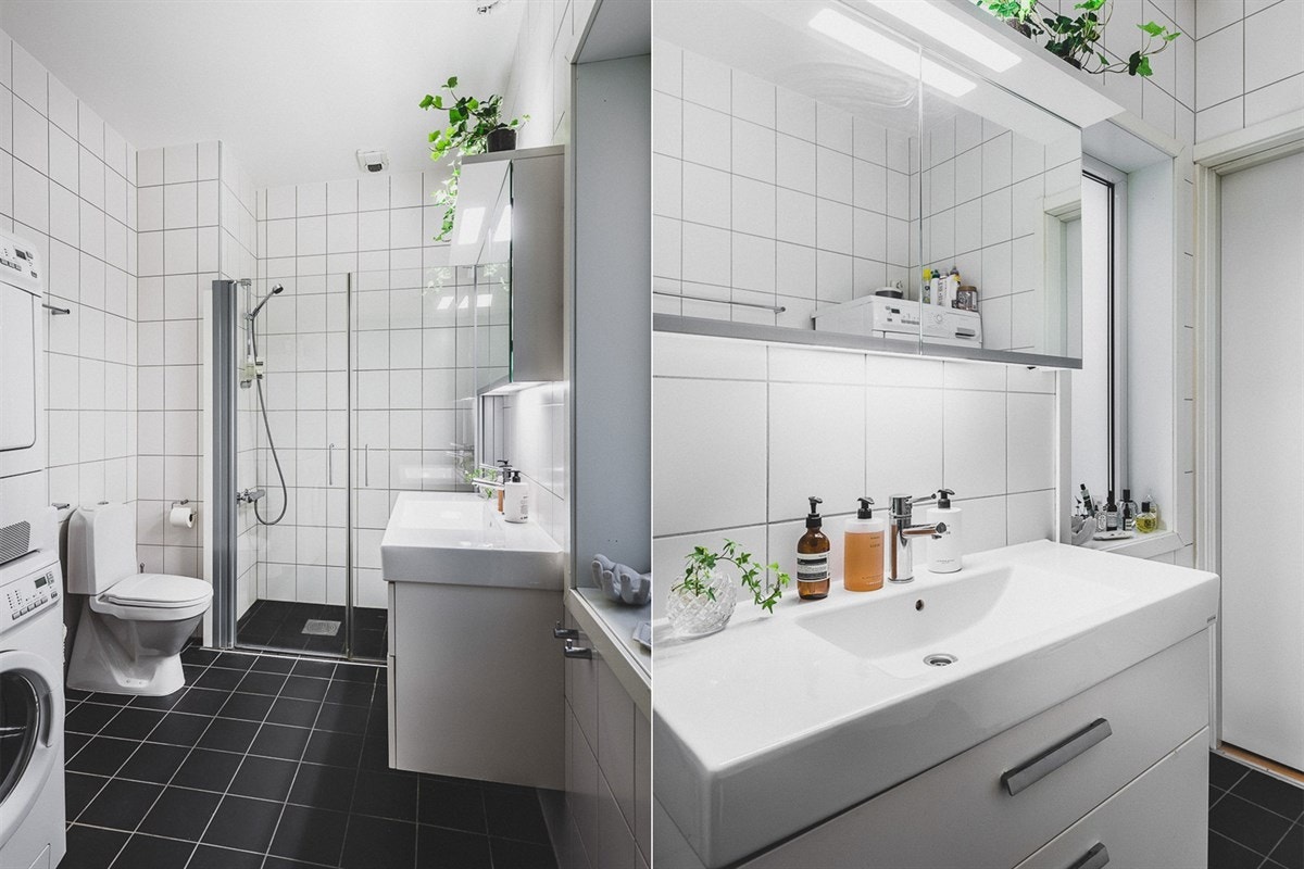 Badet er moderne med fliser på gulv og vegger, tidsaktuelle baderomsmøbler som har oppbevaringsmuligheter i både servantskuffer og speilskap. Galleribilde