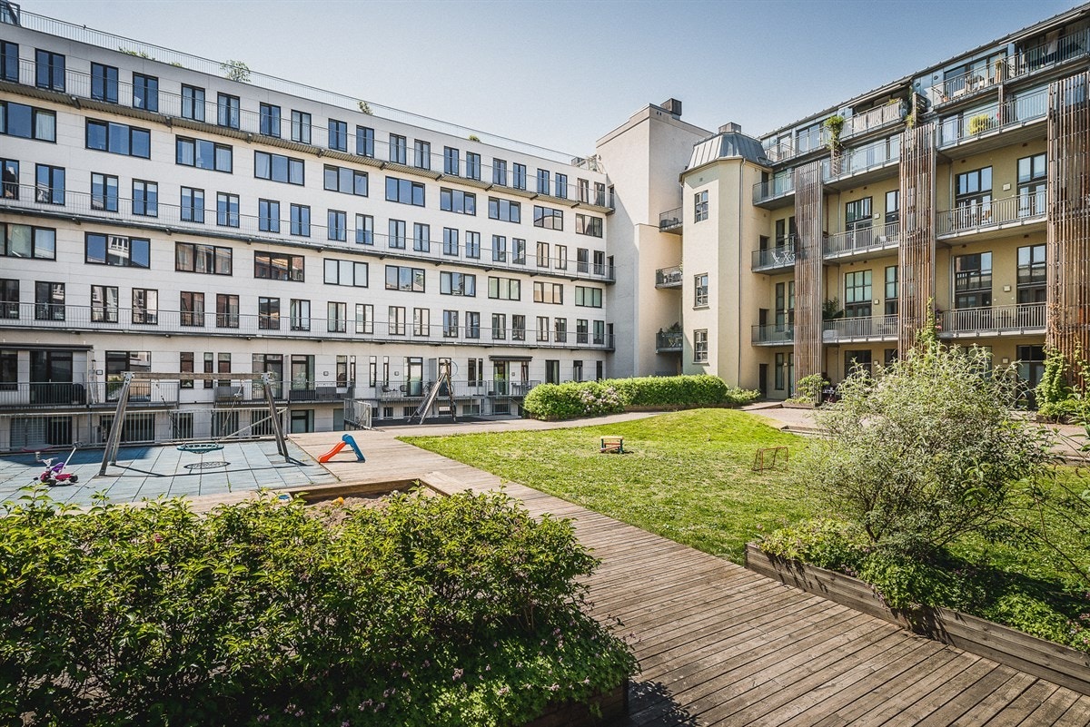 Dette er en ekte fabrikkleilighet med industriell atmosfære og gjennomgående god standard fra 2007 da gården ble bygget om til leiligheter. Galleribilde