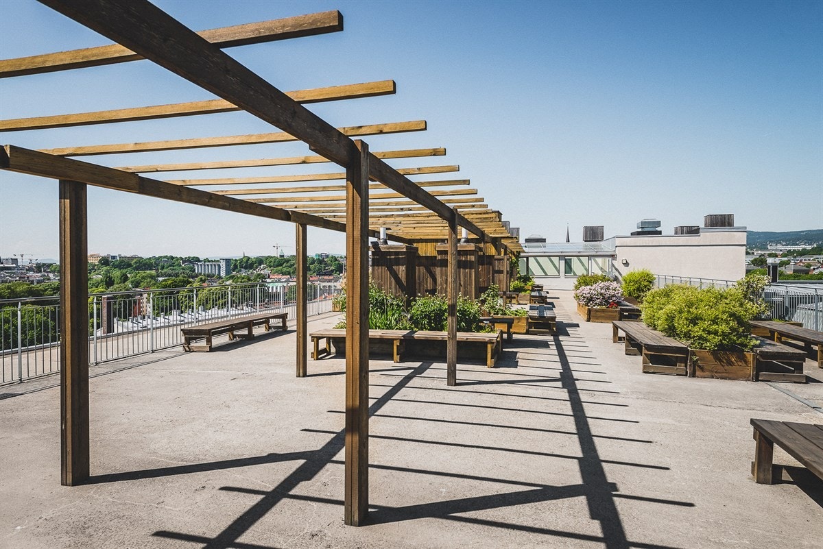 Som beboer i borettslaget får du også tilgang til en fantastisk takterrasse som er felles for beboerne, solrik dagen gjennom og byr på herlig utsikt over byen. Galleribilde