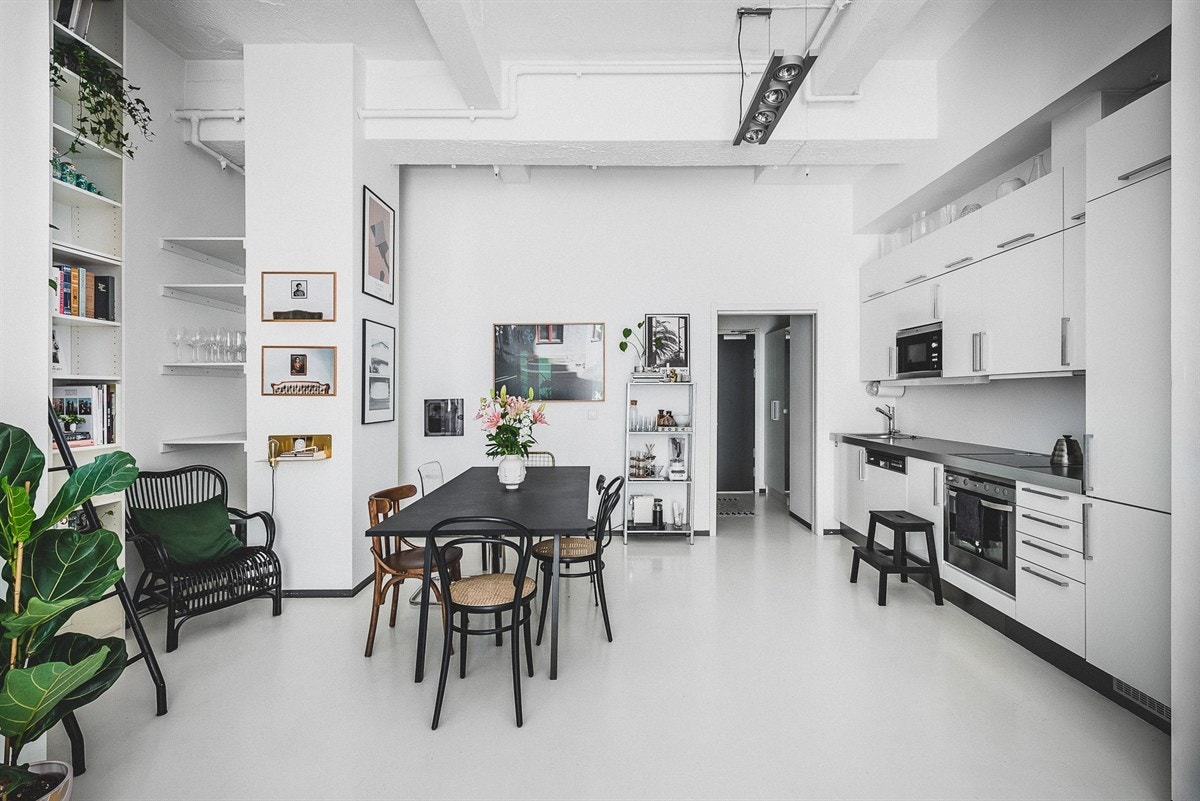 Selve kjøkkeninnredningen er fra HTH og har en svært helhetlig fremtoning med alle hvitevarer integrert. Glatte hvite fronter gjør innredningen visuelt lite fremtredende. Galleribilde