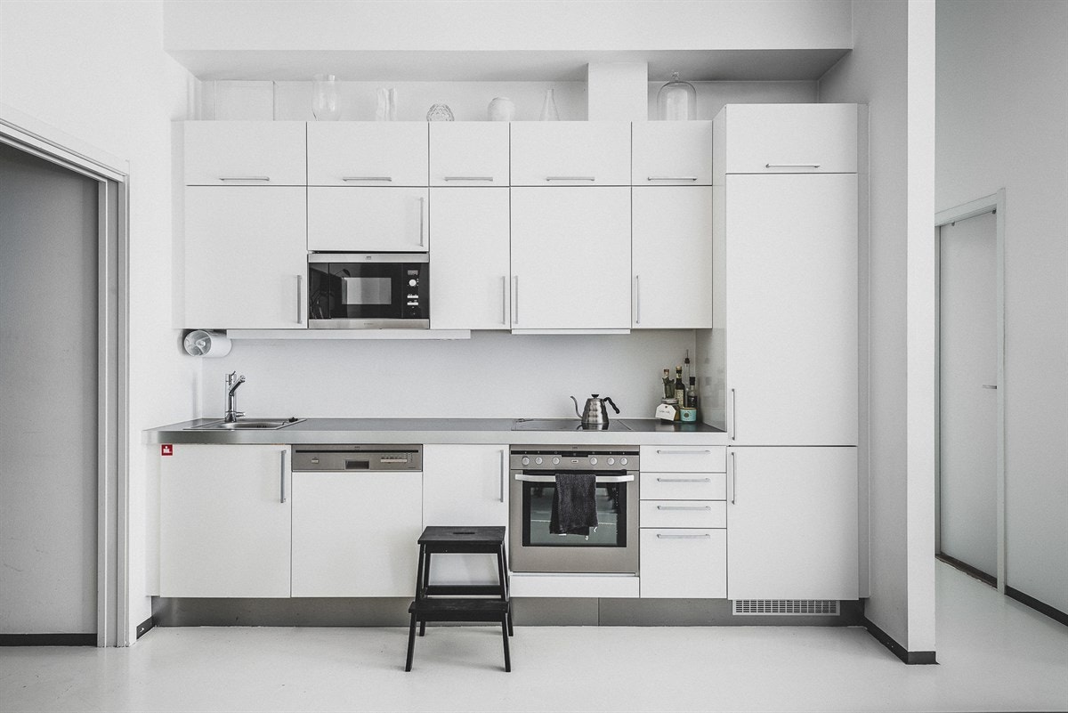 Kjøkkenet har gode oppbevaringsmuligheter for utstyr til daglig bruk, blant annet i toppskap som utnytter romhøyden. Galleribilde