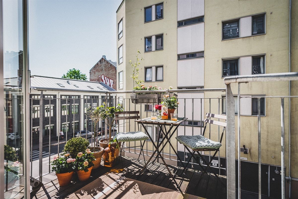 På godværsdager i sommermånedene kan du gjøre den sosiale sonen ekstra luftig ved å åpne fløydørene til balkongen og samtidig slippe sval luft rett inn. Galleribilde