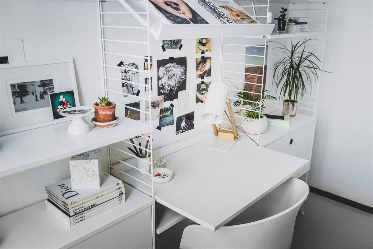 Naborommet vegg i vegg benyttes i dag som kombinert hjemmekontor og garderobe, men er også velfungerende som barnerom eller et gjesterom Galleribilde