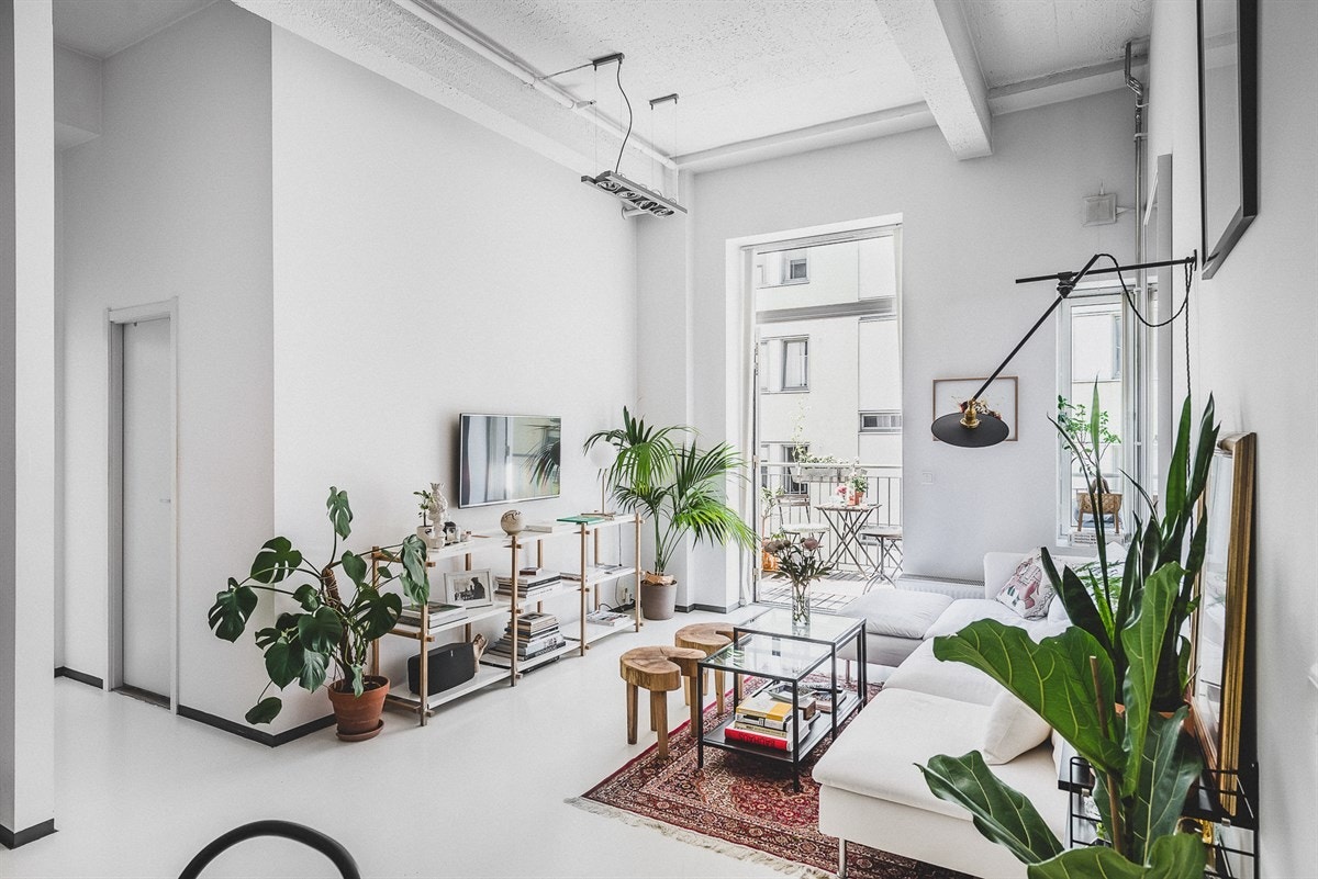 Spesielt fremtredende er dette i den sosiale sonen der romhøyden er på luftige 3,58 meter og en røff himling av hvitmalt, upusset betong utgjør et autentisk innslag fra tidligere tider. Galleribilde