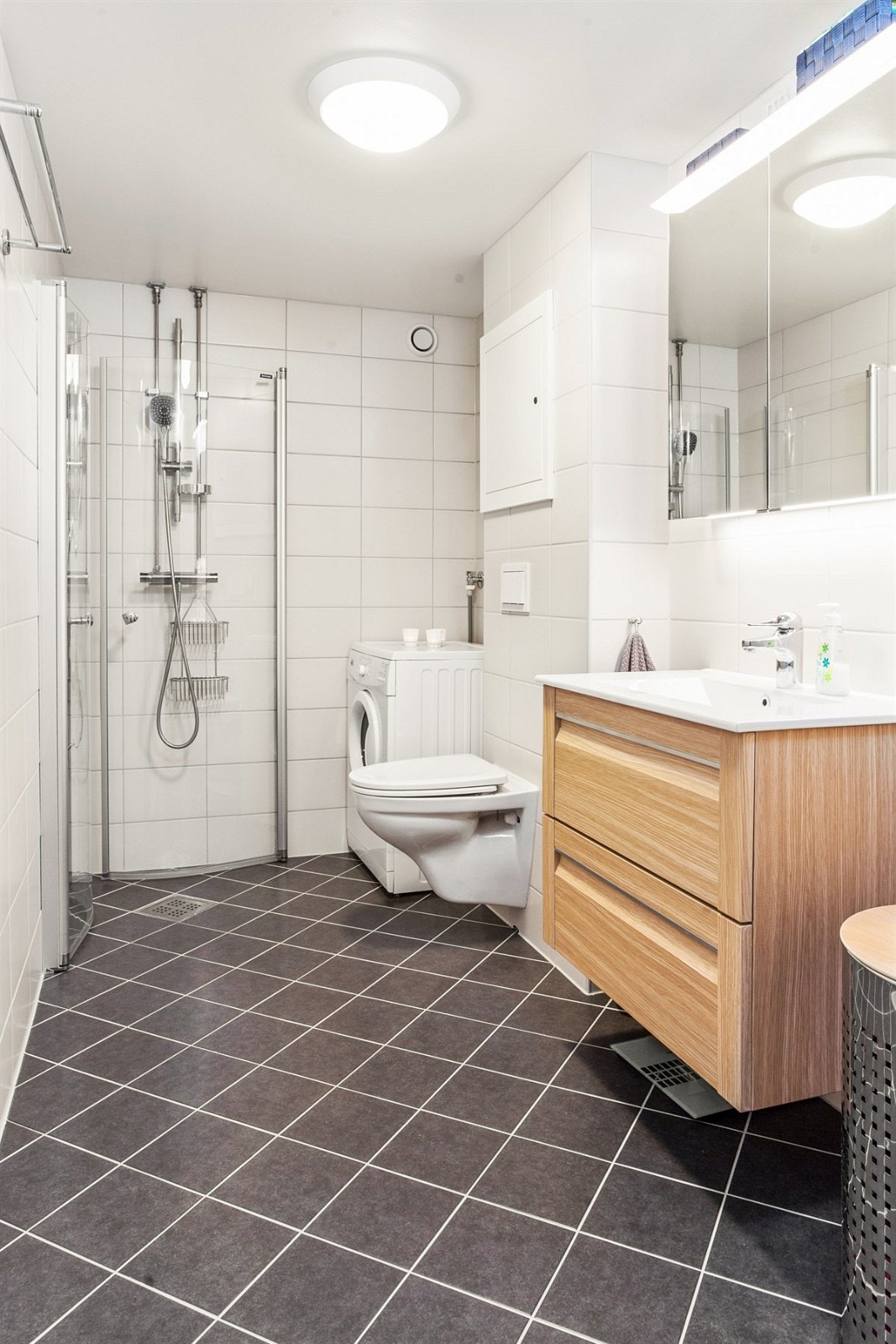 Nytt, flislagt bad i 2018 med varmekabler i gulv og opplegg for vaskemaskin. Galleribilde