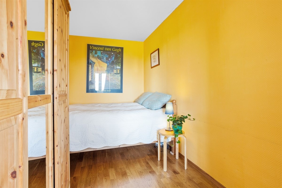 Sovealkove med god plass til dobbeltseng, nattbord og garderobe. Galleribilde