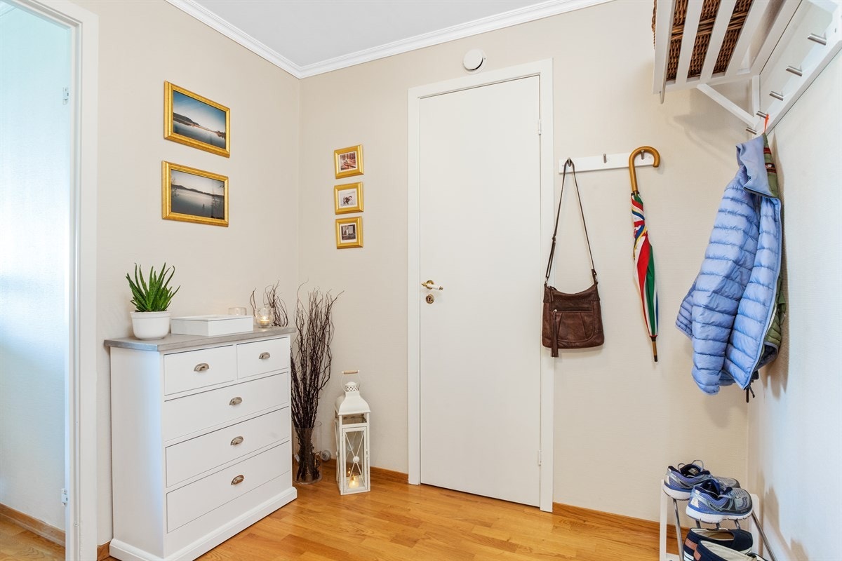 Entréen er direkte tilknyttet innvendig bod for ytterligere oppbevaring. Galleribilde