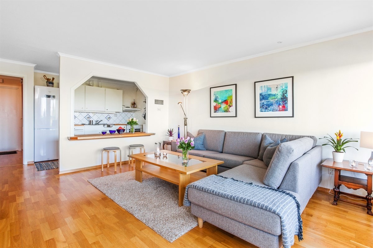 Stue i åpen løsning med kjøkken. Galleribilde